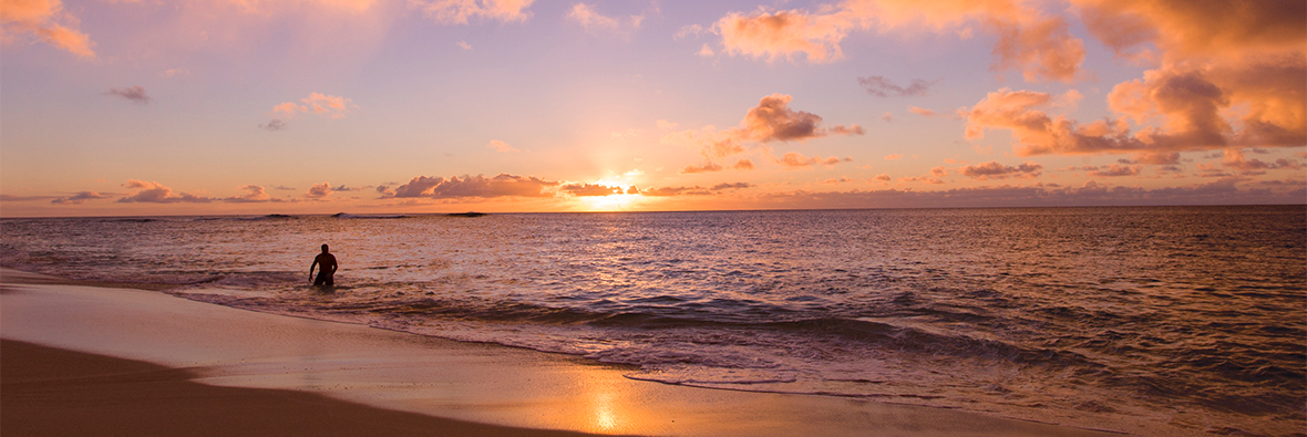ワイキキの海に沈むサンセットを生中継 ロマンチックなハワイ旅会